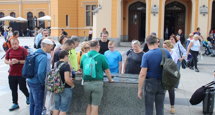 Plakat Z historią wrocławskiej kolei w tle - (Nie)oczywisty spacer z przewodnikiem