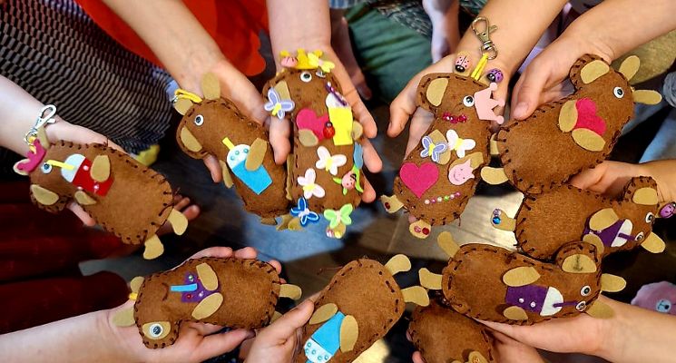 Plakat Rodzieło- Rodzinne warsztaty kratywne- uszyj Życzliwą Kapibarę