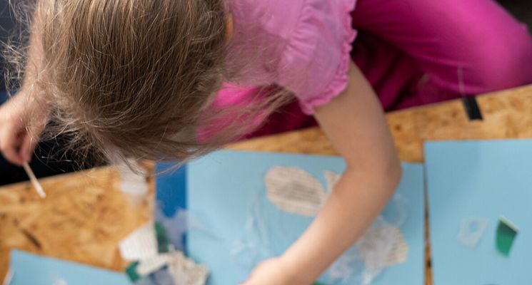 Plakat Spotkanie rodzinne i warsztaty dla dzieci w ramach wystawy „Spadek”