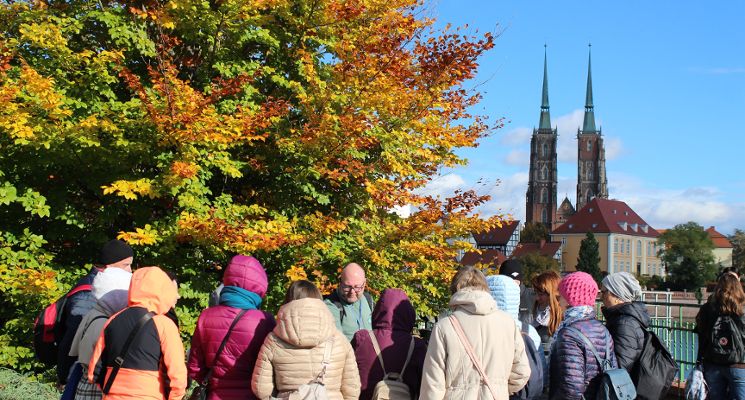 Plakat Wokół Starego Miasta i Ostrowa Tumskiego. (Nie)oczywisty spacer z przewodnikiem