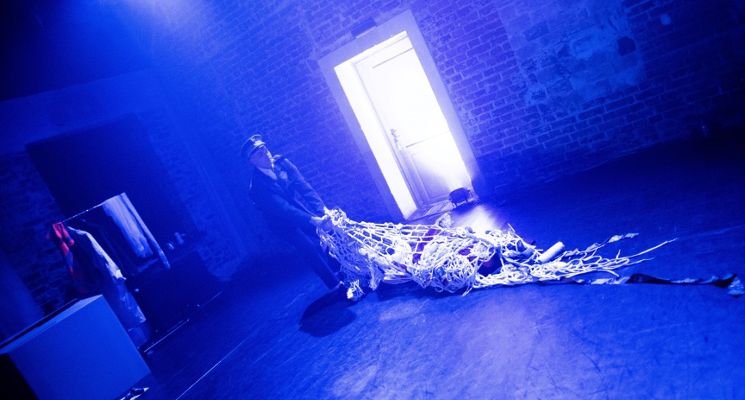 Plakat „Kiedyś różą byłam, dziś gniję w kanale” – pokazy grudniowe