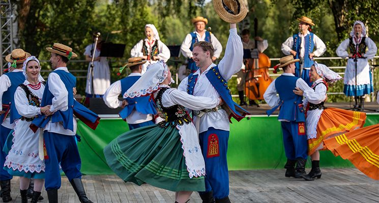 Plakat Wiosenne spotkanie z folklorem „Trzymaj Kiecę!” – Reprezentacyjny Dolnośląski Zespół Pieśni i Tańca „Wrocław”