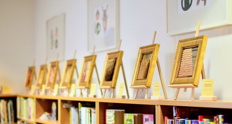 Plakat Kolory (z) Natury – wystawa tkanin artystycznych barwionych roślinami autorstwa Marty Szloser