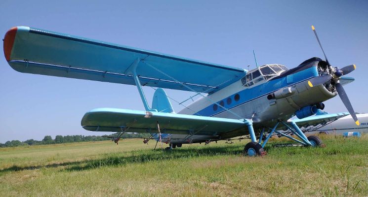 Plakat Rodzinna wycieczka edukacyjna dla dzieci i rodziców na lotnisku Mirosławice.