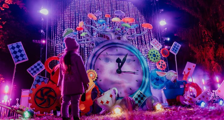 Plakat Lumina Park – „Alicji w Krainie Czarów” w Zamku Topacz