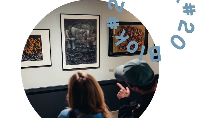 Plakat Oprowadzanie w PJM po wystawie "Wieloświat. Anna Szpakowska-Kujawska"