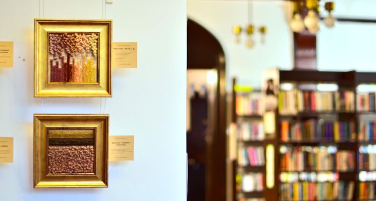 Plakat Kolory (z) Natury – wystawa tkanin artystycznych i pająków barwionych roślinami