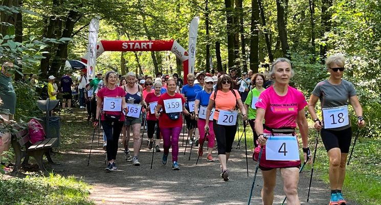 Plakat V Mistrzostwa Nordic Walking dla Seniorów – święto aktywności i zdrowia!