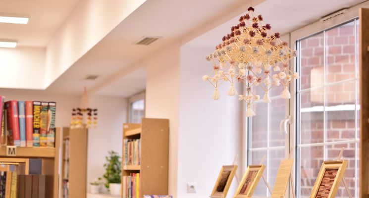 Plakat Kolory (z) Natury – wystawa tkanin artystycznych i pająków barwionych roślinami