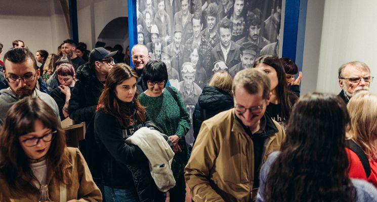 Plakat Oprowadzanie kuratorskie po wystawie "Niedziela w Hutmenie"