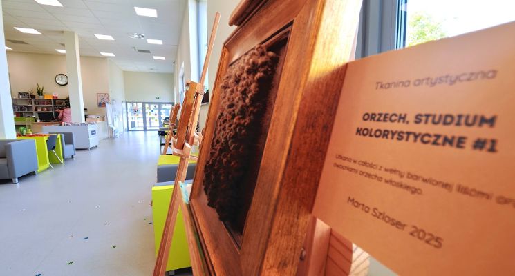 Plakat Kolory (z) Natury – wystawa tkanin artystycznych Marty Szloser barwionych roślinami