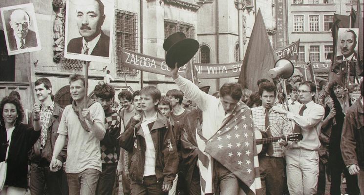 Plakat Miasto w marszu. Od królewskiego przepychu po gniew ulicy.