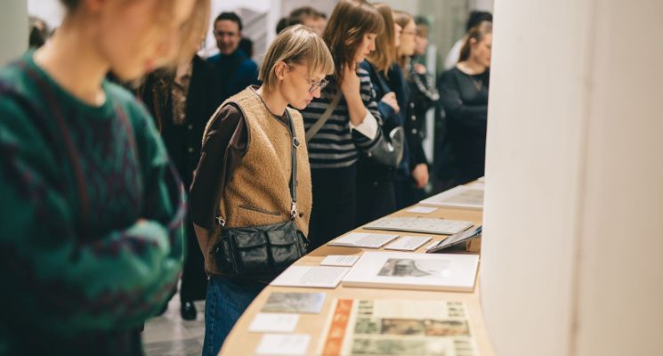 Plakat Oprowadzanie kuratorskie po wystawie "UKRYTE SZCZĄTKI"