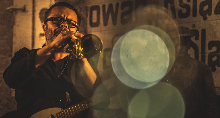 Plakat Koncert: Piotr Krakowski – kompozytor, trębacz – zagra na festiwalu Słodko Gorzko!