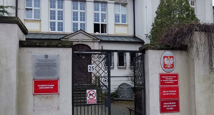 Plakat Odsłonięcie tablicy upamiętniającej realizację zdjęć do serialu „Stawka większa niż życie”