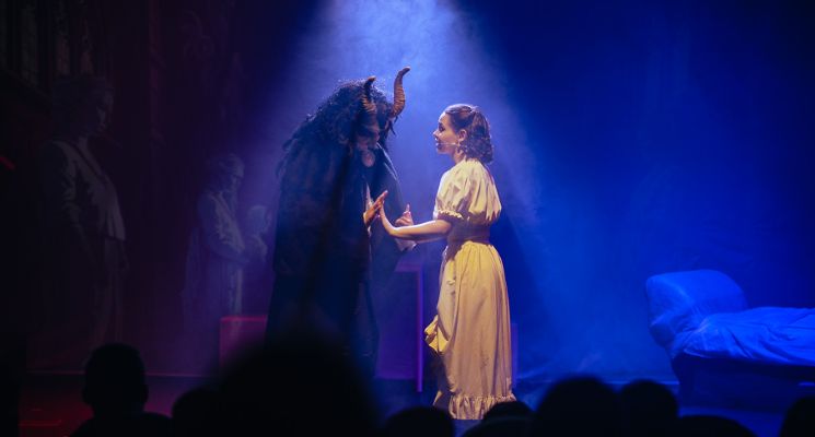 Plakat „Piękna i Bestia” w Teatrze Kambak