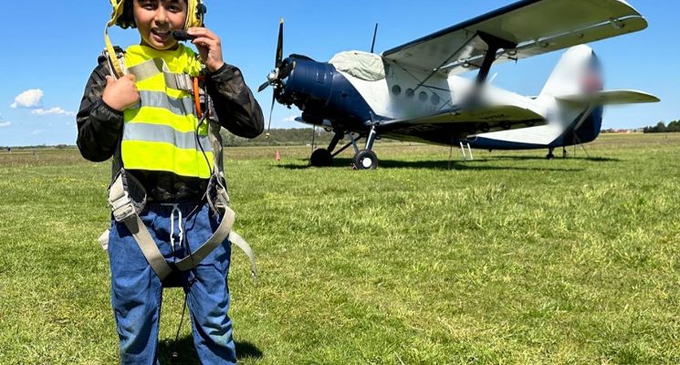 Plakat RODZINNA WYCIECZKA EDUKACYJNA DLA DZIECI I RODZICÓW NA PODWROCŁAWSKIM LOTNISKU SPORTOWYM MIROSŁAWICE