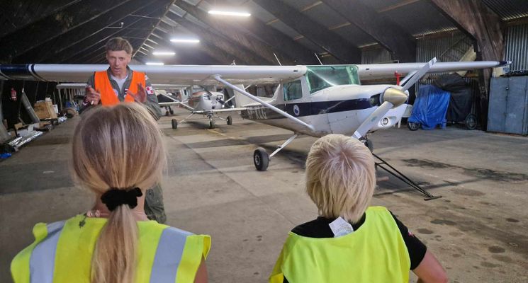 Plakat Rodzinna wycieczka edukacyjna dla dzieci i rodziców na podwrocławskim lotnisku Mirosławice.