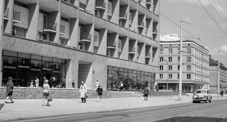 Plakat Akademia Architektury: Architektura powojenna
