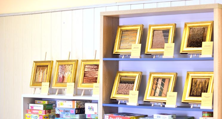 Plakat Kolory (z) Natury – wystawa tkanin artystycznych i pająków Marty Szloser barwionych roślinami