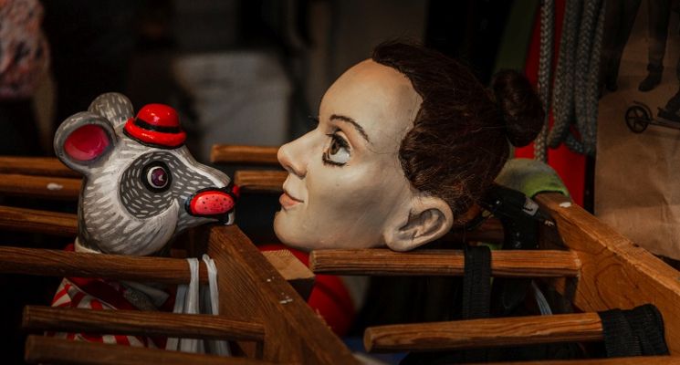 Plakat BOCZNE DRZWI DO TEATRU Spotkania zapoznające z kulisami pracy w teatrze dla dzieci w wieku 7+