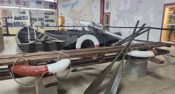 Plakat "NOC MUZEÓW 2026" w Muzeum Wojsk Inżynieryjnych i Chemicznych