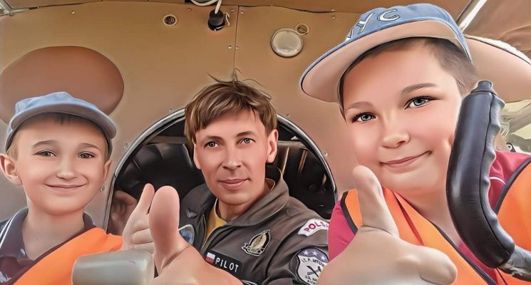 Plakat Rodzinny Piknik Lotniczy w podwrocławskich Mirosławicach.