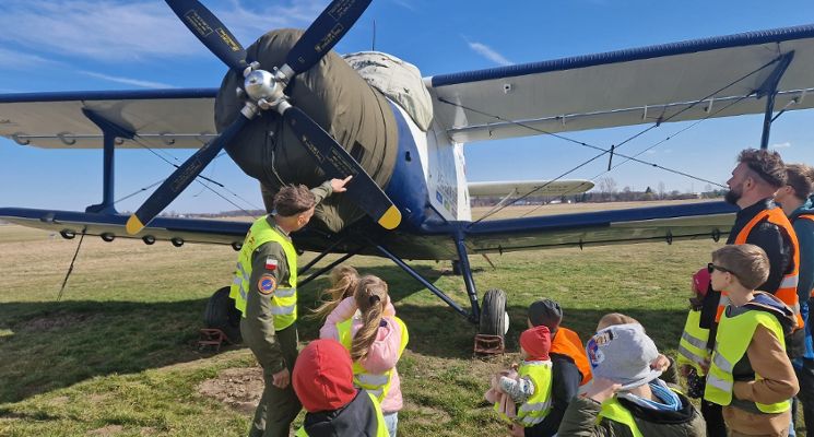 Plakat Rodzinna wycieczka edukacyjna dla dzieci i rodziców na podwrocławskim lotnisku Mirosławice