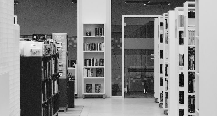 Plakat Wystawa zdjęć Dawida Jarego „Miejska Biblioteka Publiczna we Wrocławiu w czerni eksperymentalnej”