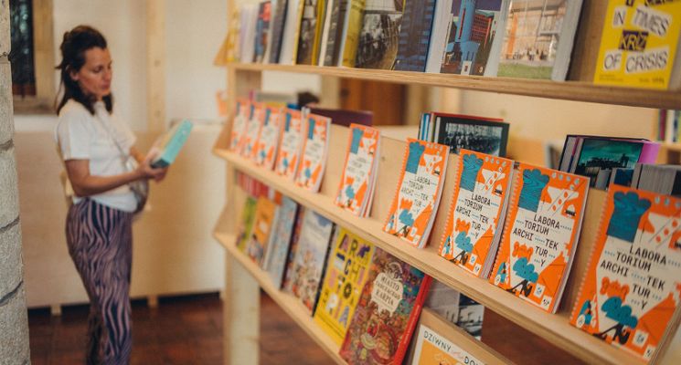 Plakat Tydzień wyprzedaży w księgarni Muzeum Architektury!