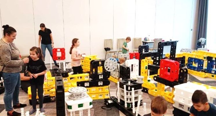 Plakat Prototypuss- rodzinna zabawa ogromnymi klockami.