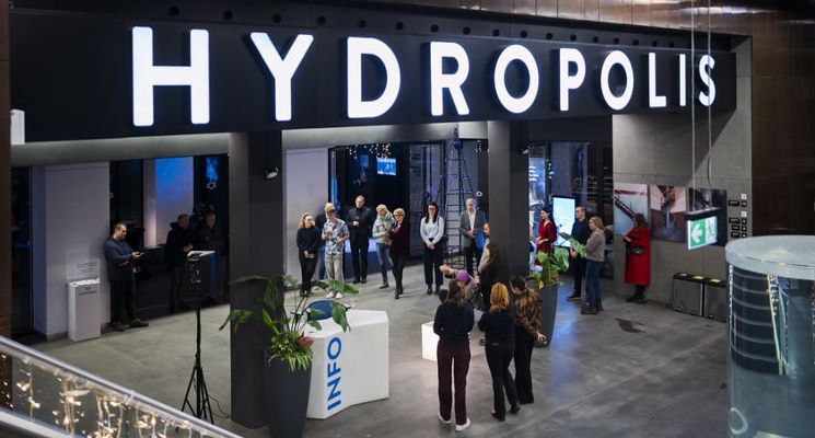 Plakat „W cieniu gigantów” – nowa wystawa czasowa w Hydropolis