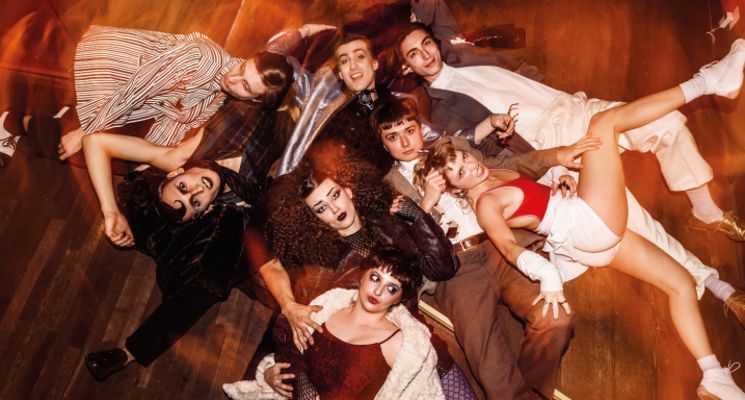 Plakat Przestańcie udawać, że jest wam dobrze, skoro wasza dusza zalewa się łzami