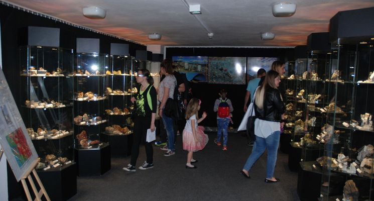 Plakat Noc Muzeów 2026 Oddział Muzeum Mineralogicznego Uniwersytetu Wrocławskiego im. K.Maślankiewicza
