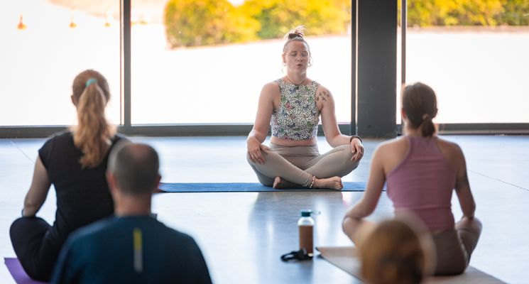 Plakat Sportowa sobota: Vinyasa Joga [Lato na Pergoli 2025]