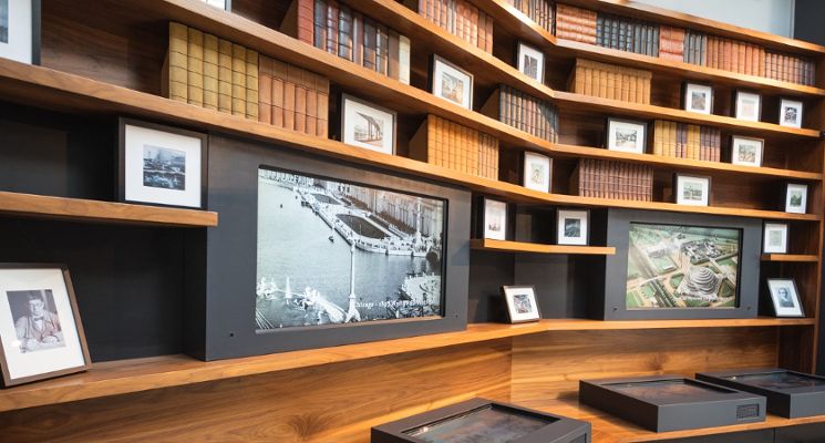 Plakat Visitor Centre w Hali Stulecia
