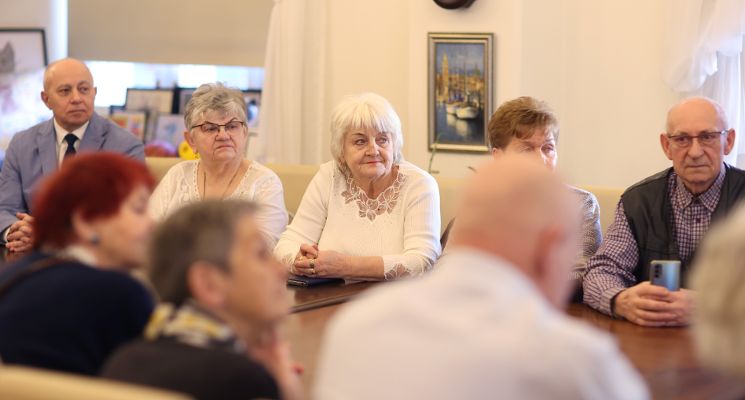 Plakat Senior w centrum uwagi - czym zajmuje się geriatra i kiedy warto się zgłosić? [Wrocławskie Dni Seniora 2025]