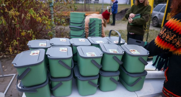 Plakat Bezpłatny pojemnik dla użytkowników aplikacji Nasz Wrocław - przyjdź i odbierz swój pojemnik