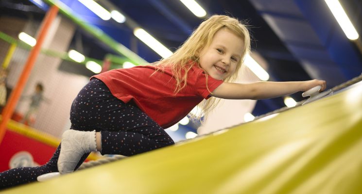 Plakat Półkolonie zimowe 2026 w Parku Trampolin Jump Hall