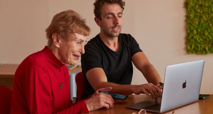 Plakat „Polub się z telefonem”. Warsztaty SeniorApp