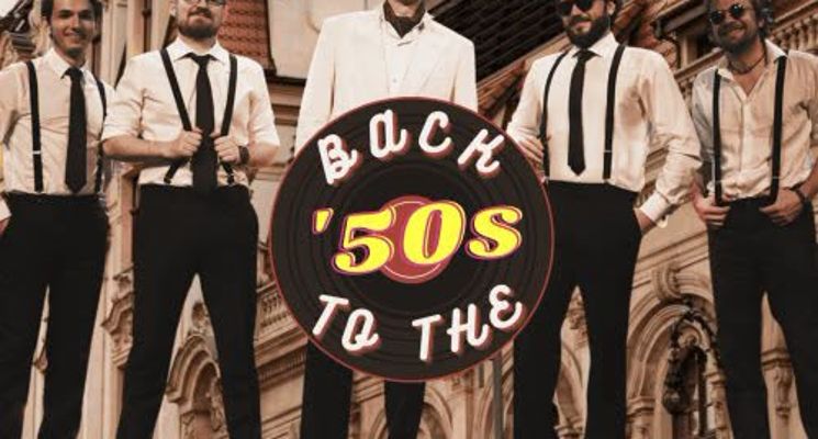 Plakat Back to the 50' na dachu Wrocławia