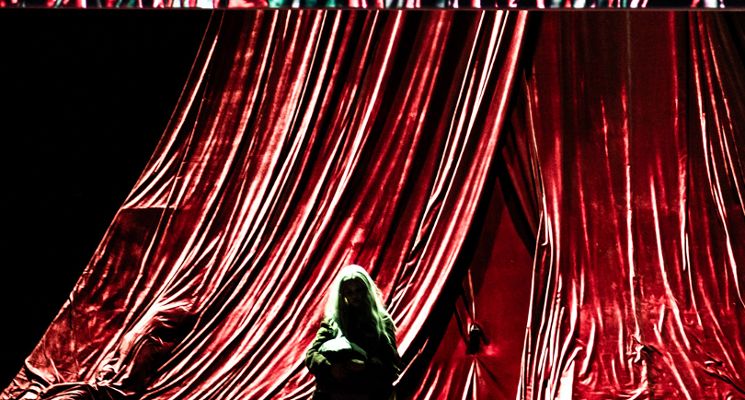 Plakat „Po drugiej stronie” – performans poezji widzialnej i niewidzialnej