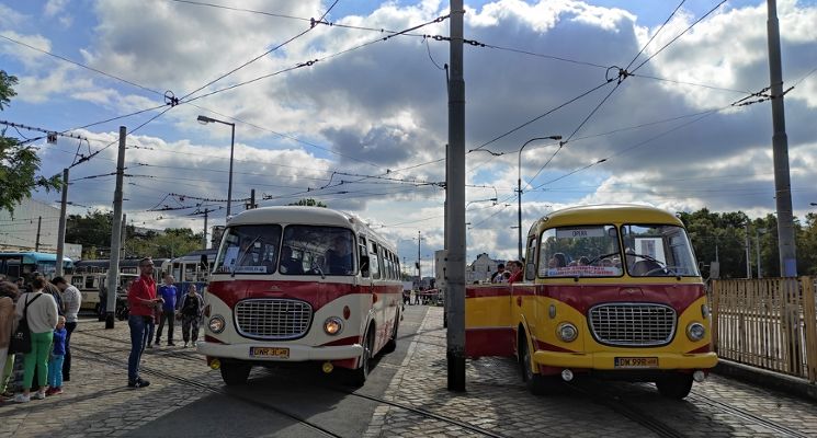 Plakat Przejazd zabytkowym autobusem do muzeum Wena w Oławie