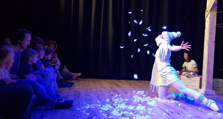 Plakat Teatr Małego Widza w Capitolu: Cztery pory roku