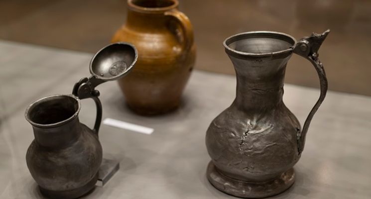 Plakat Muzeum Archeologiczne w Arsenale: Wystawa zabytkowych naczyń „Kawa czy herbata?"
