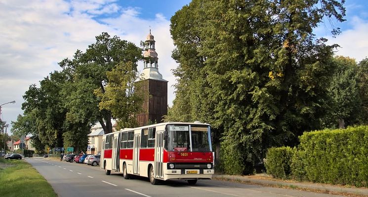 Plakat Kremowo-czerwonym ikarusem po ulicach Wrocławia