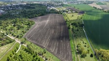 Zdjęcia z lotu ptaka. Lokalizacja planowanego parku na Brochowie przy ulicy Polnej.  Obszar sąsiaduje z istniejącym Parkiem Brochowskim,  terenami ogródków działkowych (m.in. Hiacynt i Cynia) oraz z wsią Iwiny.