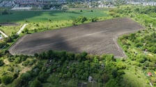 Zdjęcia z lotu ptaka. Lokalizacja planowanego parku na Brochowie przy ulicy Polnej.  Obszar sąsiaduje z istniejącym Parkiem Brochowskim,  terenami ogródków działkowych (m.in. Hiacynt i Cynia) oraz z wsią Iwiny.