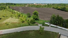 Zdjęcia z lotu ptaka. Lokalizacja planowanego parku na Brochowie przy ulicy Polnej.  Obszar sąsiaduje z istniejącym Parkiem Brochowskim,  terenami ogródków działkowych (m.in. Hiacynt i Cynia) oraz z wsią Iwiny.