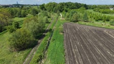 Zdjęcia z lotu ptaka. Lokalizacja planowanego parku na Brochowie przy ulicy Polnej.  Obszar sąsiaduje z istniejącym Parkiem Brochowskim,  terenami ogródków działkowych (m.in. Hiacynt i Cynia) oraz z wsią Iwiny.